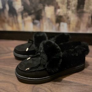 Women's black fuzzy Moccasins